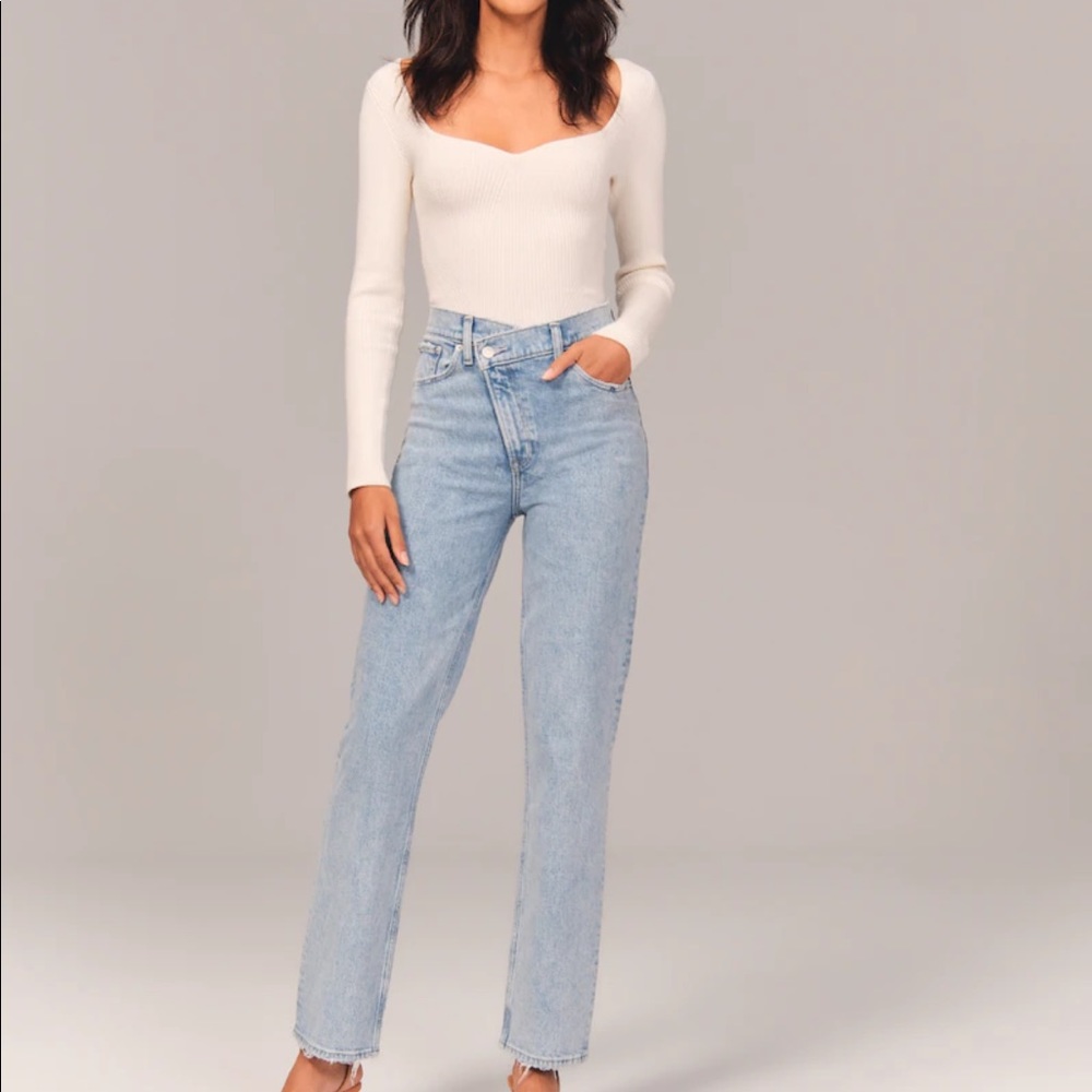 Abercrombie Ultra High Rise 90s Straight Jean NWT